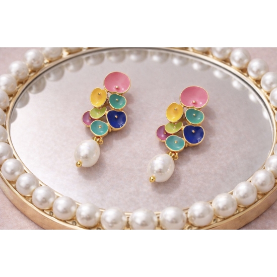 Kolczyki emalia z perłą – kolorowa elegancja w artystycznym stylu.