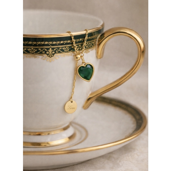 Delikatny naszyjnik z zielonym sercem.