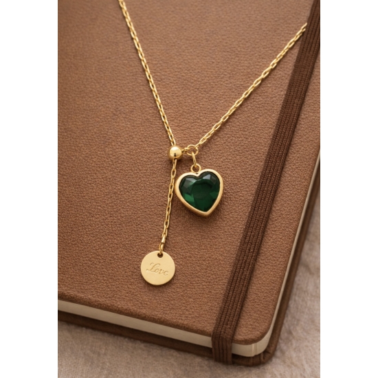 Delikatny naszyjnik z zielonym sercem.