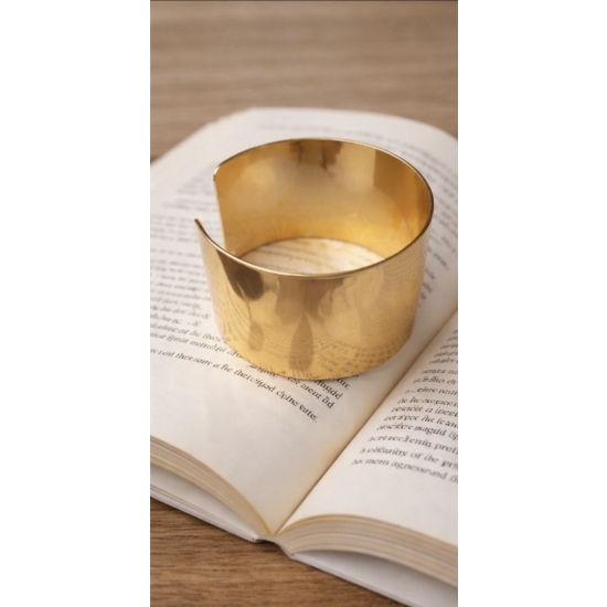 Elegancka, szeroka bransoleta w kolorze złota – minimalistyczny dodatek, który podkreśla kobiecą klasę i styl.