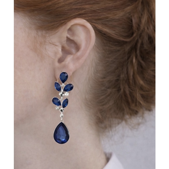 Kolczyki z granatowymi kryształami – elegancja w królewskim wydaniu.