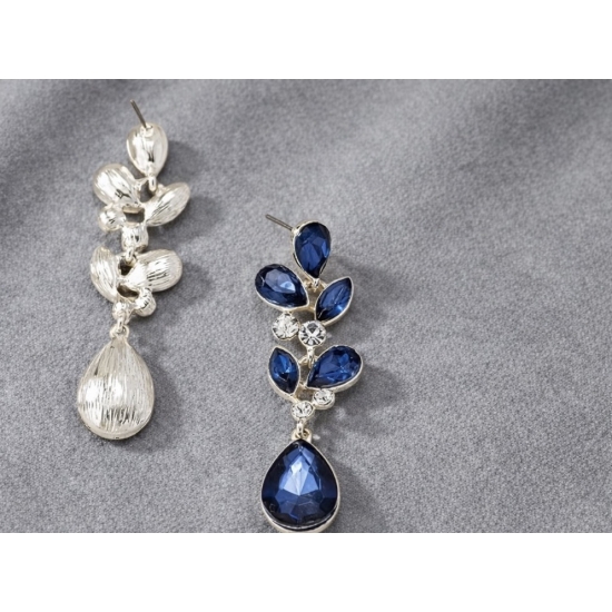 Kolczyki z granatowymi kryształami – elegancja w królewskim wydaniu.