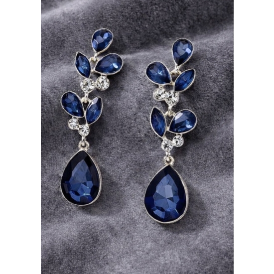 Kolczyki z granatowymi kryształami – elegancja w królewskim wydaniu.