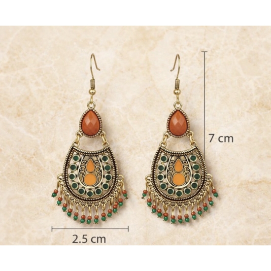 Kolczyki orientalne z bursztynowym akcentem.