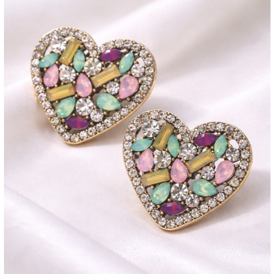 Eleganckie kolczyki w kształcie serca, bogato zdobione kolorowymi kryształkami – romantyczna biżuteria z luksusowym wykończeniem.