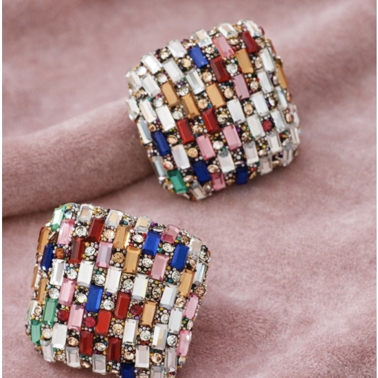 Wyraziste kolczyki w formie szerokich klipsów, bogato zdobione kolorowymi kryształkami – luksusowy akcent w stylu glamour.