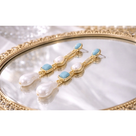 Kolczyki z perłami i turkusem – elegancka biżuteria vintage w złotym odcieniu.