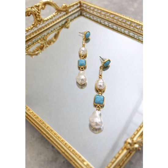 Kolczyki z perłami i turkusem – elegancka biżuteria vintage w złotym odcieniu.