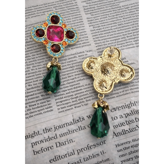 Kolczyki z kryształami – biżuteria o królewskim charakterze.