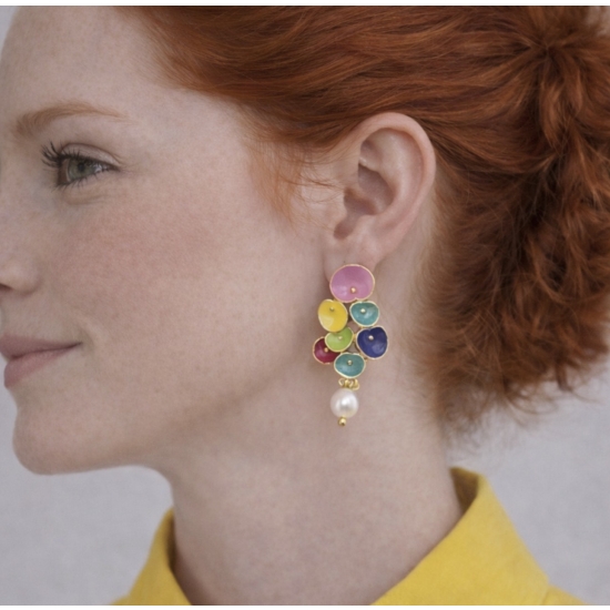 Kolczyki emalia z perłą – kolorowa elegancja w artystycznym stylu.