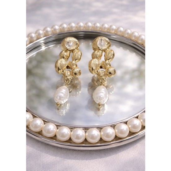 Kolczyki emalia z perłą – kolorowa elegancja w artystycznym stylu.