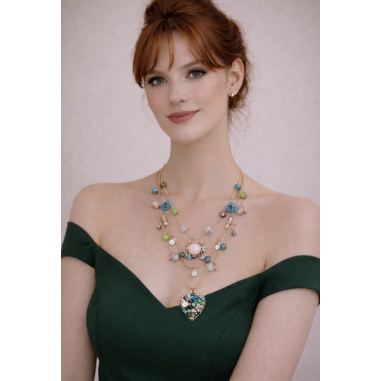 Efektowny, wielowarstwowy naszyjnik z kolorowymi kamieniami i zawieszkami.