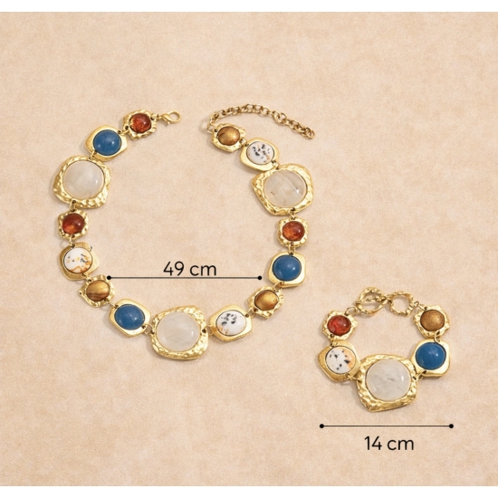 Elegancki komplet biżuterii w złotym odcieniu z dekoracyjnymi kamieniami – naszyjnik i bransoletka.