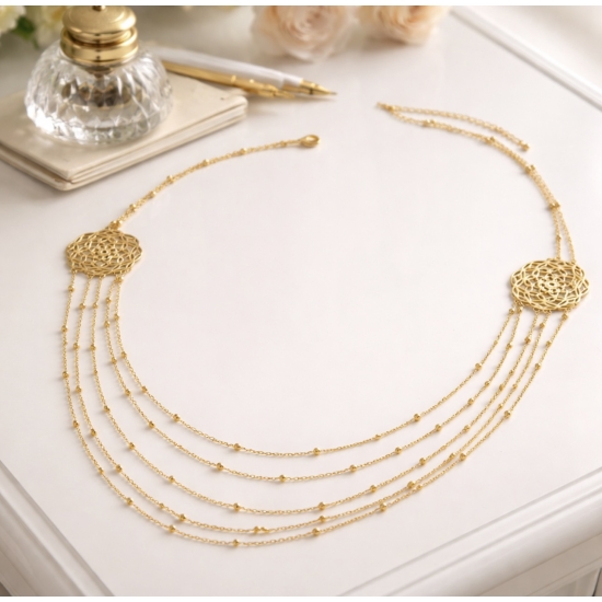 Subtelny, wielorzędowy naszyjnik w złotym kolorze z ażurowymi elementami.