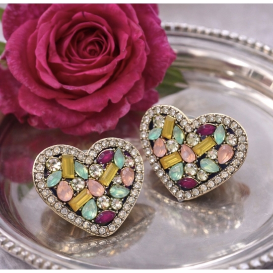 Eleganckie kolczyki w kształcie serca, bogato zdobione kolorowymi kryształkami – romantyczna biżuteria z luksusowym wykończeniem.