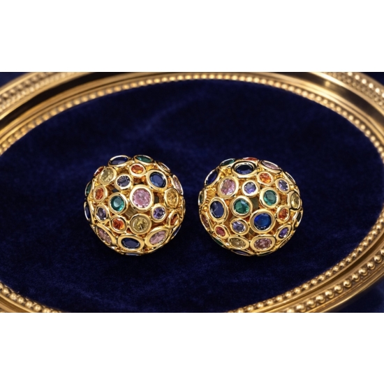 Eleganckie kolczyki w formie złotych kulek z kolorowymi kamieniami – klasyka w luksusowym, biżuteryjnym wydaniu.