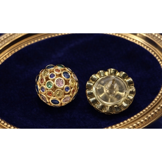 Eleganckie kolczyki w formie złotych kulek z kolorowymi kamieniami – klasyka w luksusowym, biżuteryjnym wydaniu.