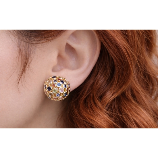 Eleganckie kolczyki w formie złotych kulek z kolorowymi kamieniami – klasyka w luksusowym, biżuteryjnym wydaniu.