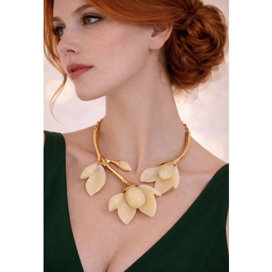 Elegancki naszyjnik w złotym kolorze z dekoracyjnymi kwiatami – subtelna, kobieca biżuteria inspirowana naturą.