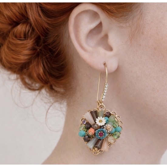 Artystyczne kolczyki w złotym kolorze, zdobione kolorowymi kamieniami i kwiatowymi detalami – biżuteria o wyjątkowym, rękodzielniczym charakterze.