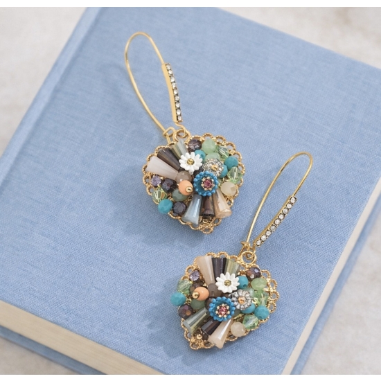 Artystyczne kolczyki w złotym kolorze, zdobione kolorowymi kamieniami i kwiatowymi detalami – biżuteria o wyjątkowym, rękodzielniczym charakterze.