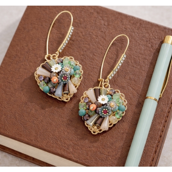 Artystyczne kolczyki w złotym kolorze, zdobione kolorowymi kamieniami i kwiatowymi detalami – biżuteria o wyjątkowym, rękodzielniczym charakterze.