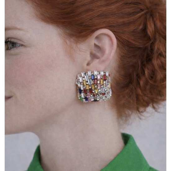 Wyraziste kolczyki w formie szerokich klipsów, bogato zdobione kolorowymi kryształkami – luksusowy akcent w stylu glamour.