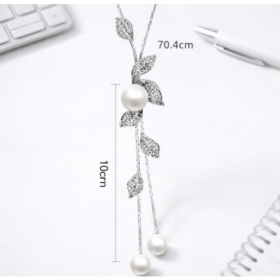 Długi naszyjnik z motywem liści – elegancki, lekki i bardzo kobiecy.