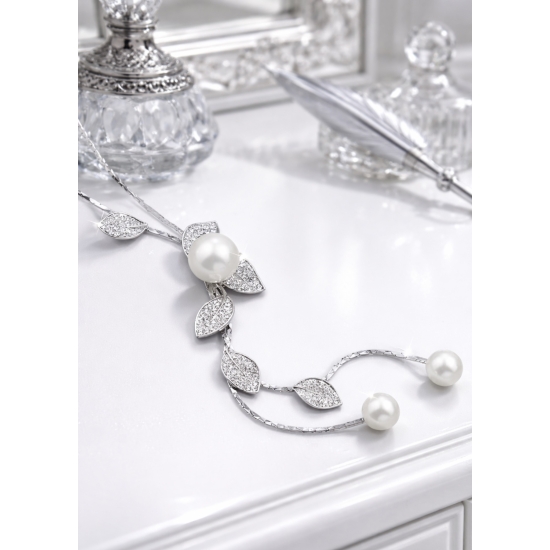 Długi naszyjnik z motywem liści – elegancki, lekki i bardzo kobiecy.