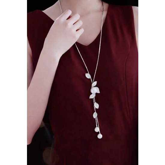 Długi naszyjnik z motywem liści – elegancki, lekki i bardzo kobiecy.