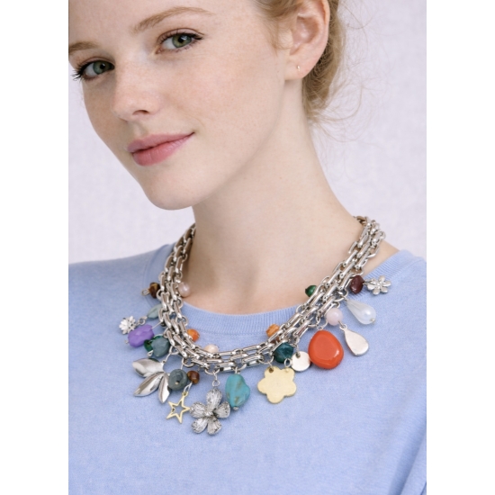 Naszyjnik z kolorowymi zawieszkami – modny, oryginalny i pełen detali.