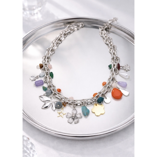 Naszyjnik z kolorowymi zawieszkami – modny, oryginalny i pełen detali.