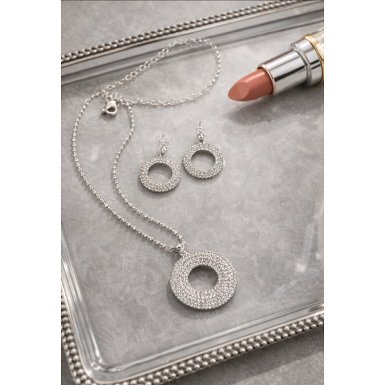 Elegancki komplet biżuterii w kolorze srebrnym z cyrkoniami – klasyka w nowoczesnym wydaniu.