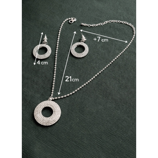 Elegancki komplet biżuterii w kolorze srebrnym z cyrkoniami – klasyka w nowoczesnym wydaniu.