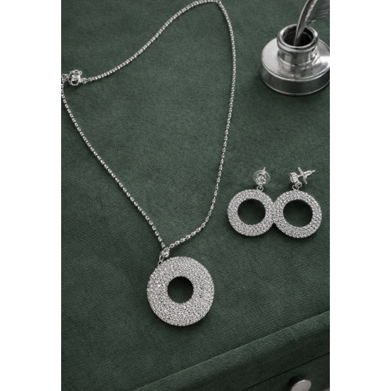 Elegancki komplet biżuterii w kolorze srebrnym z cyrkoniami – klasyka w nowoczesnym wydaniu.