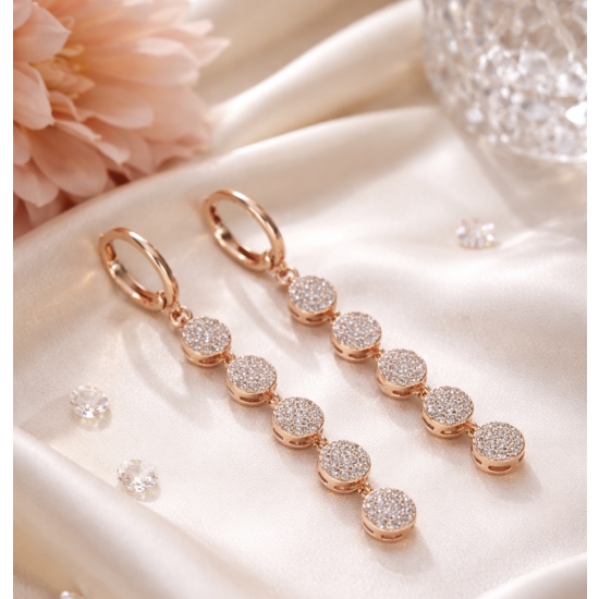 Wiszące kolczyki z cyrkoniami w kolorze różowego złota – elegancki blask.