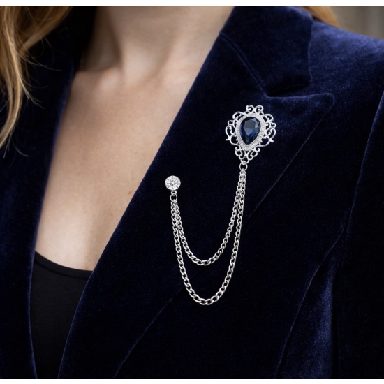 Elegancka broszka do koszuli, marynarki z łańcuszkiem i granatowym kamieniem.