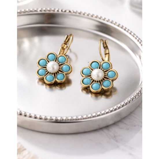 Miedziane kolczyki w kształcie kwiatu z turkusem syntetycznym – styl vintage