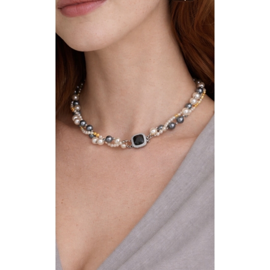 Elegancki naszyjnik z perełek w odcieniach bieli i szarości – klasyka z nutą vintage