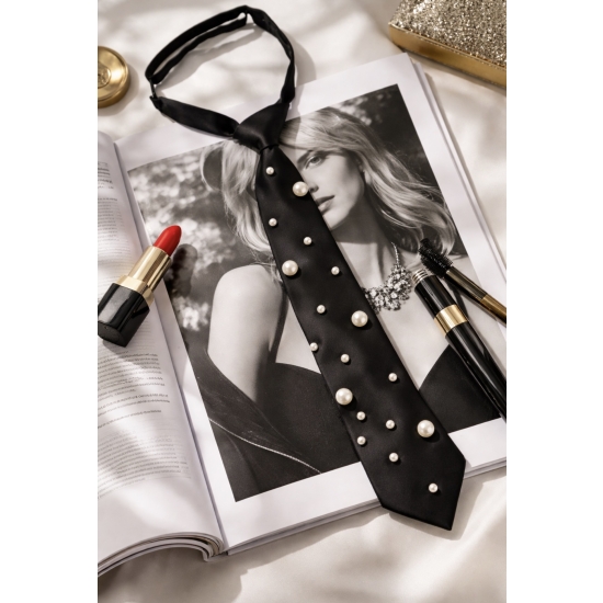 Krawat czarny z perełkami – elegancki akcent z charakterem.