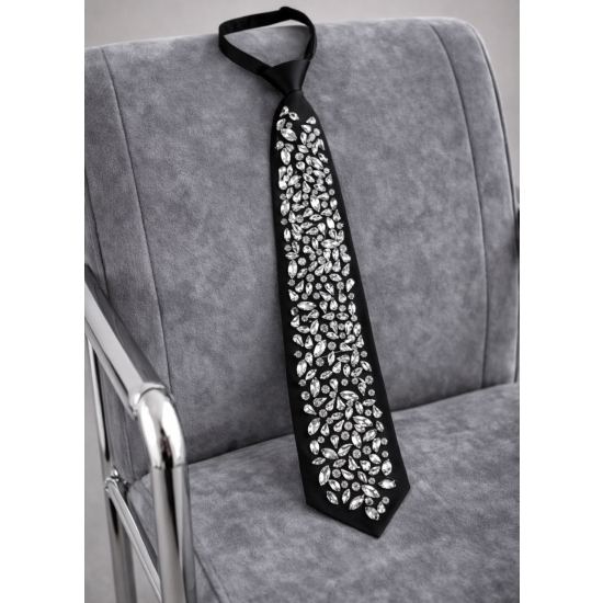 Czarny krawat z kryształkami – efektowny, elegancki dodatek.