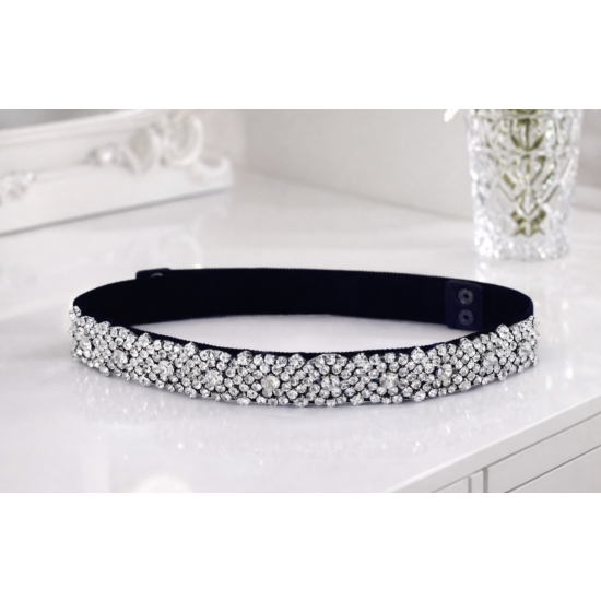 Elastyczny pasek glamour z kryształkami – efektowny akcent stylizacji.