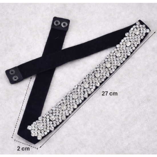 Elastyczny pasek glamour z kryształkami – efektowny akcent stylizacji.