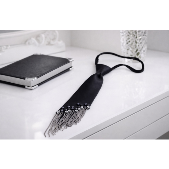 Krawat czarny z frędzlami i kryształkami – elegancja z wyrazistym akcentem.