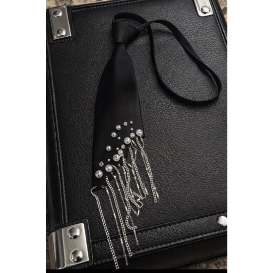 Krawat czarny z frędzlami i kryształkami – elegancja z wyrazistym akcentem.