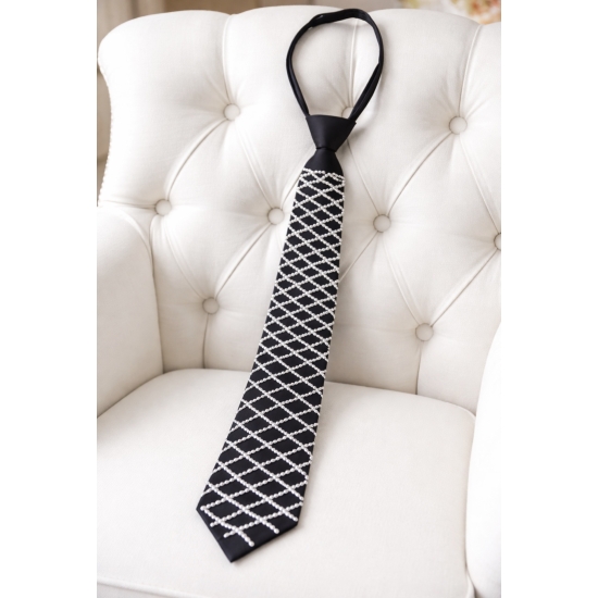 Czarny krawat z geometrycznym wzorem – nowoczesna elegancja.