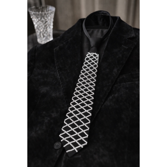 Czarny krawat z geometrycznym wzorem – nowoczesna elegancja.