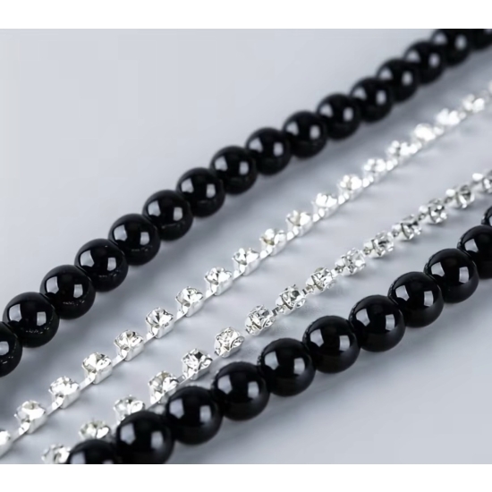 Ozdobne szelki na klipsach z koralikami – czarno-srebrny akcent glamour.