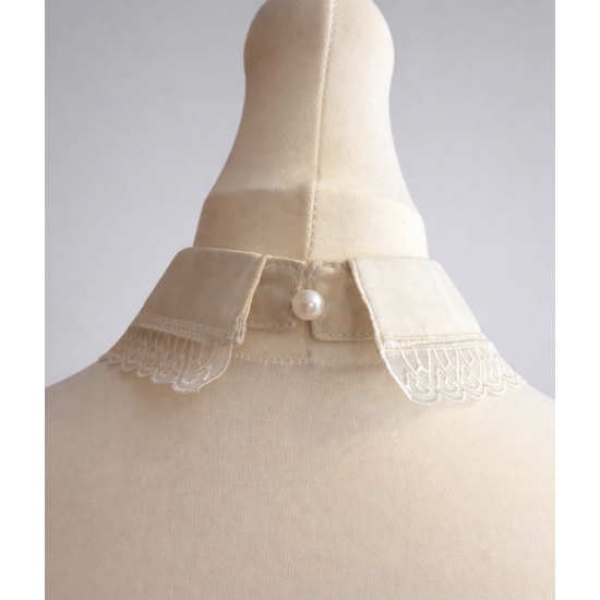 Odpinany kołnierzyk koronkowy z perełkami – ecru, zapinany na guziczek