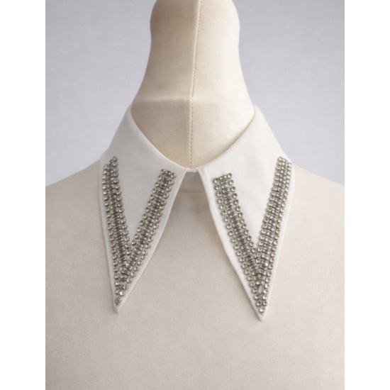 Elegancki kołnierzyk ozdobny zdobiony kryształkami – luksusowy detal, który w kilka chwil odmieni każdą stylizację.